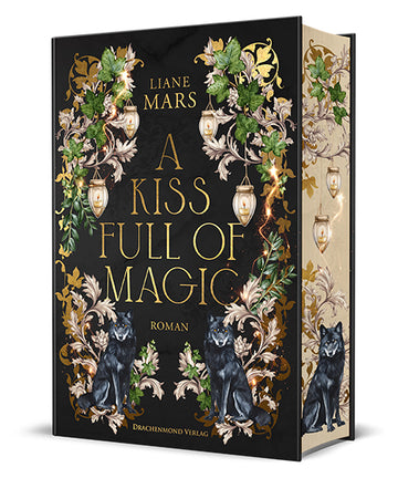 In der Mitte des schwarzen Covers stehen in großen goldenen Buchstaben der Titel des Buches und der Name der Autorin. Darum herum verzieren Blumengebilde in Grün, Gold und Beige das Bild. Im oberen Bereich hängen vier Windlichter in den Blumen. Im unteren Bildbereich sitzen zwei schwarze Wölfe. Der Buchschnitt ist Sandfarben mit den Blumengebilden des Covers und einem schwarzen Wolf.